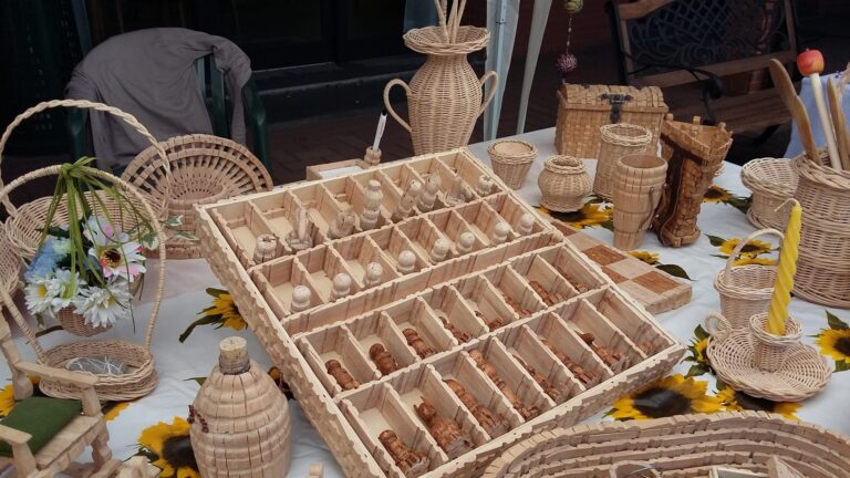 An example of Momi’s handicrafts (a chess board and its pieces made of wooden clothes pegs and other objects such as vases or candle holders made of wicker)