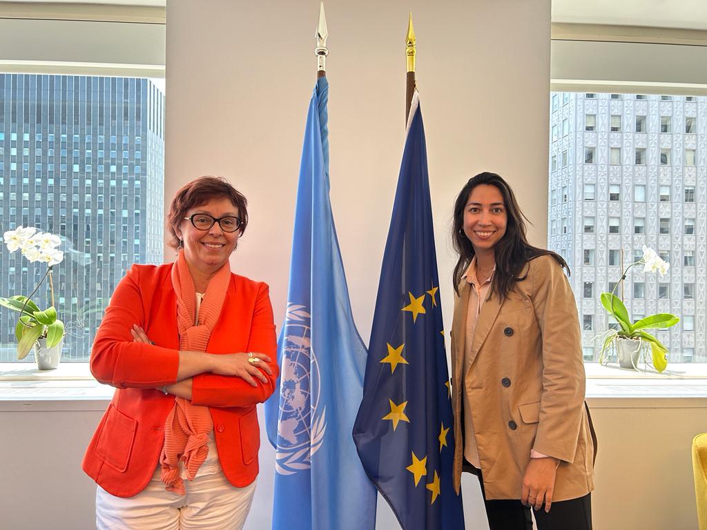 Two women pose next to the UN and EU flag (Sanja Tarczay and Lucia D'Arino)