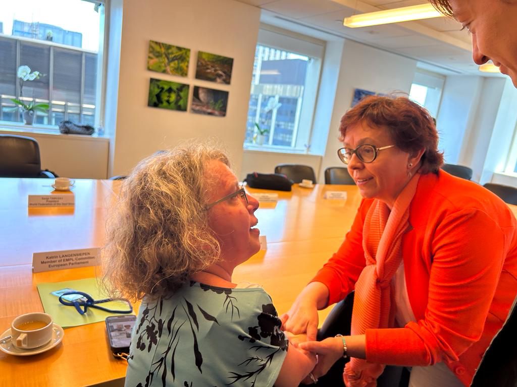 Two women shake hands (MEP Katrin Langensiepen and Sanja Tarczay)