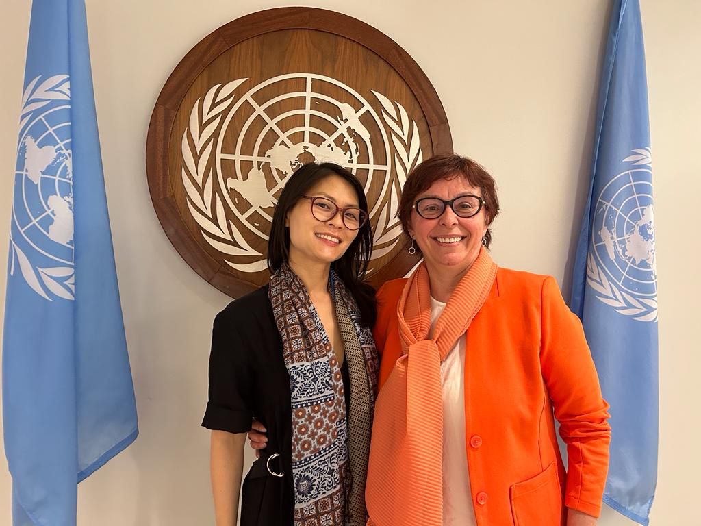 Two women pose with UN symbols (Victoria from DRF and Sanja Tarczay)